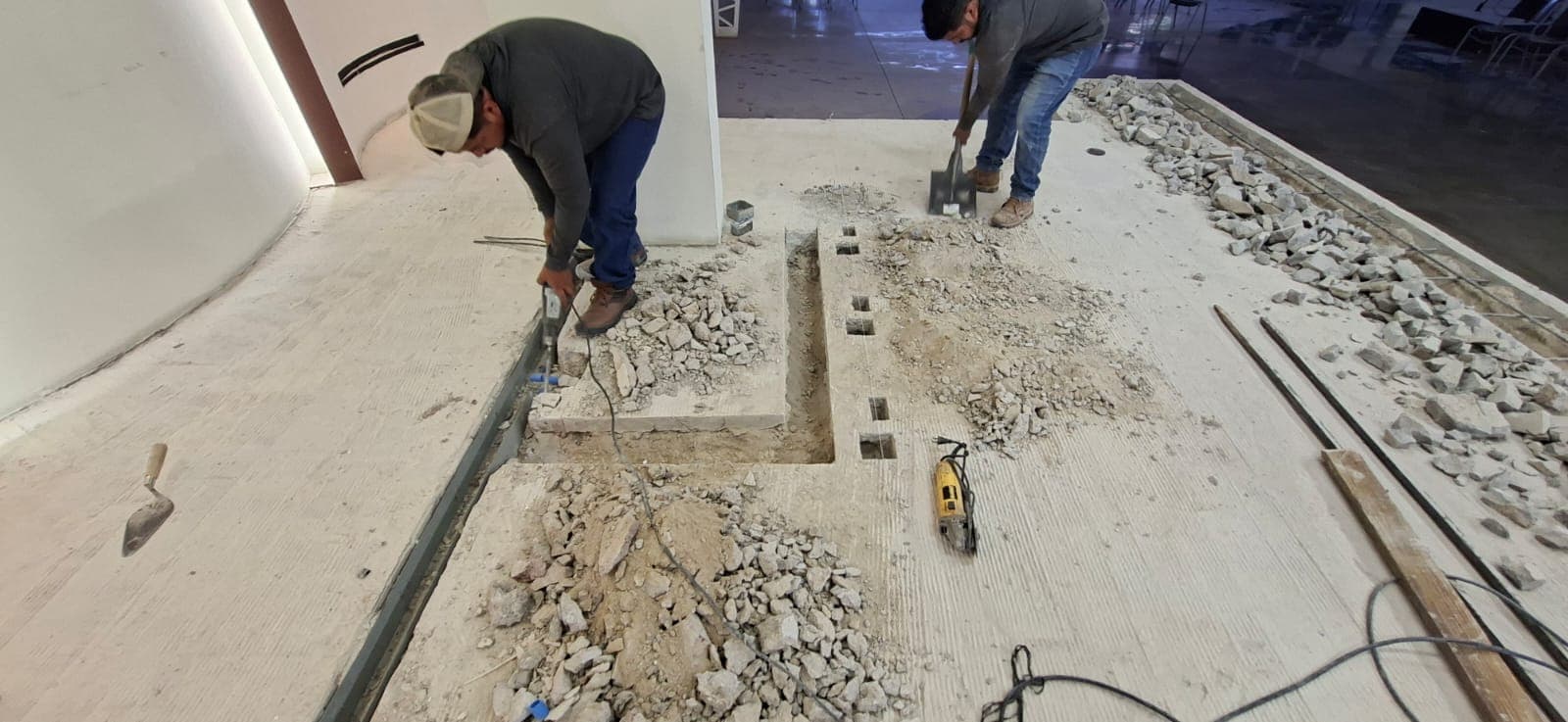 Demolición de losa de concreto para cajas eléctricas de piso.