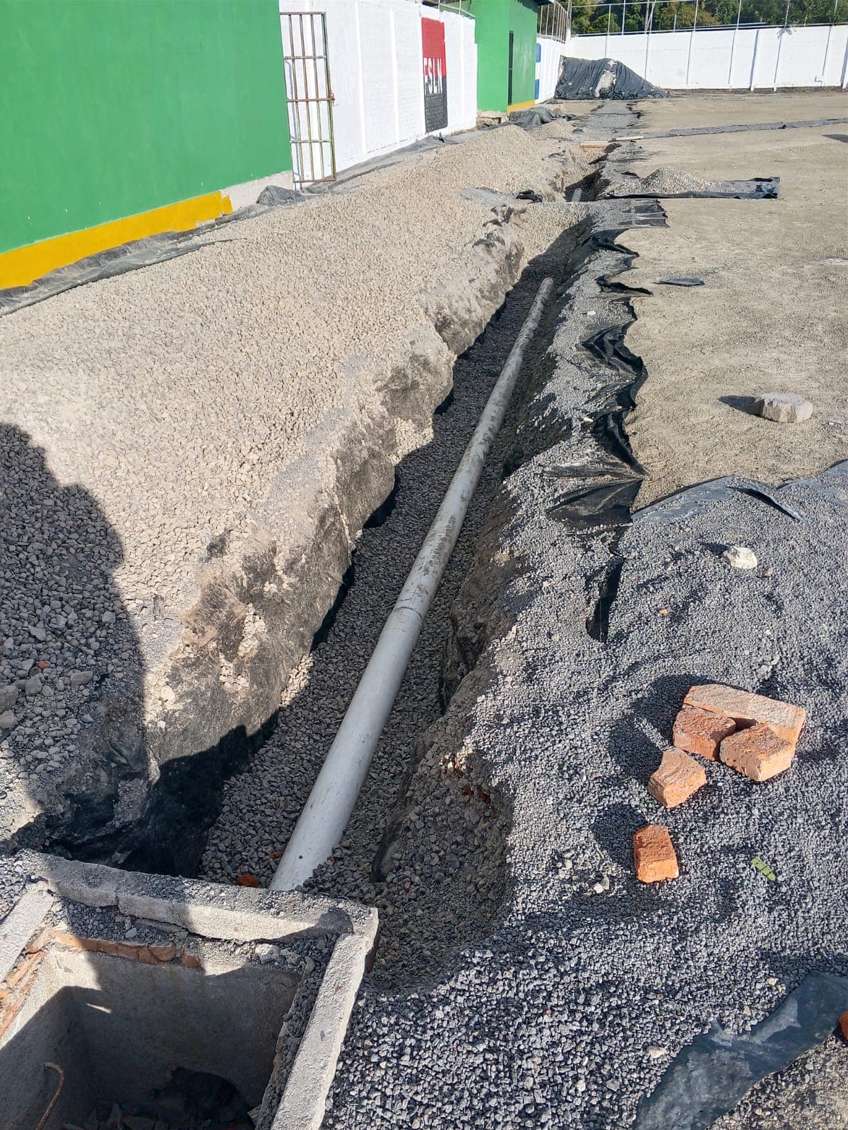 Tubería instalada en zanja con relleno de grava.
