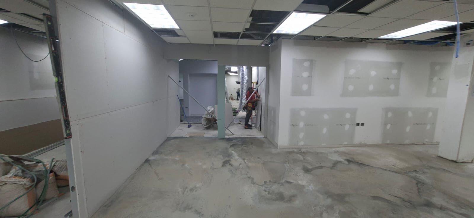 Instalación de tablayeso y acabado de cielo falso en oficina.