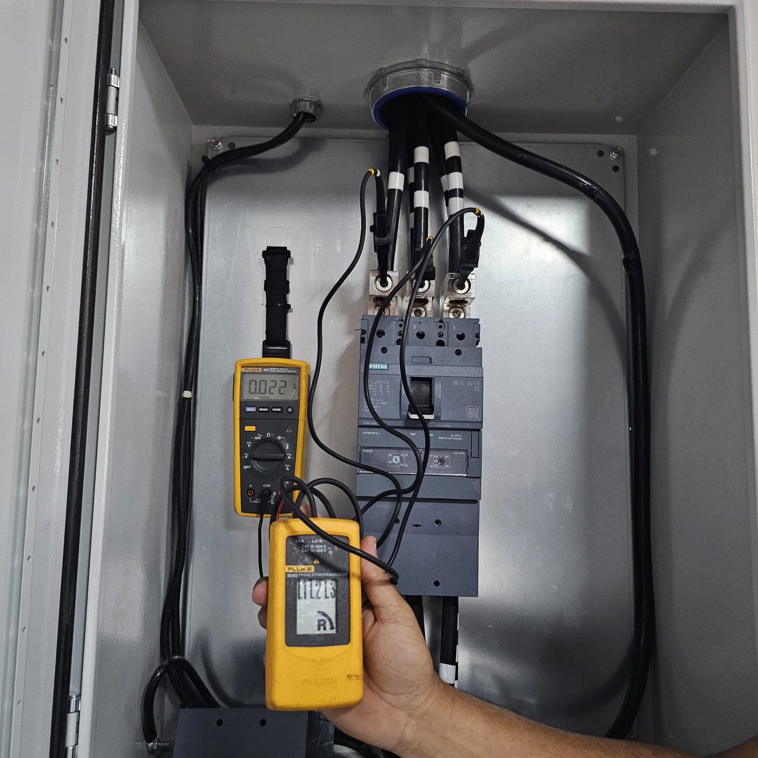 Prueba de voltaje y rotación de fases en tablero eléctrico principal.