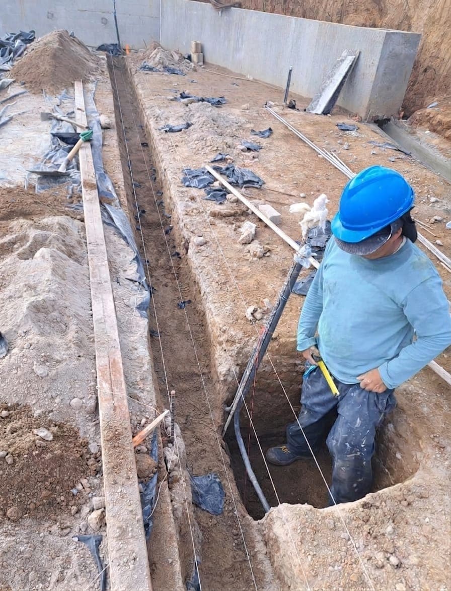 Zanja de cimentación con acero de refuerzo antes de fundir.