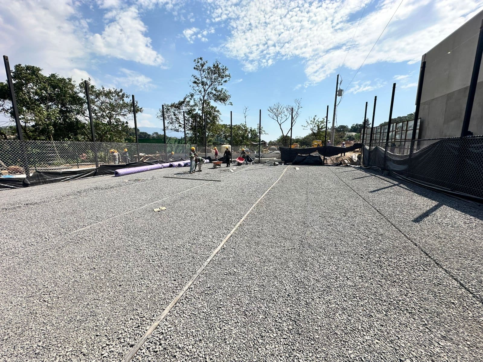 Preparación de base de grava para cancha exterior.