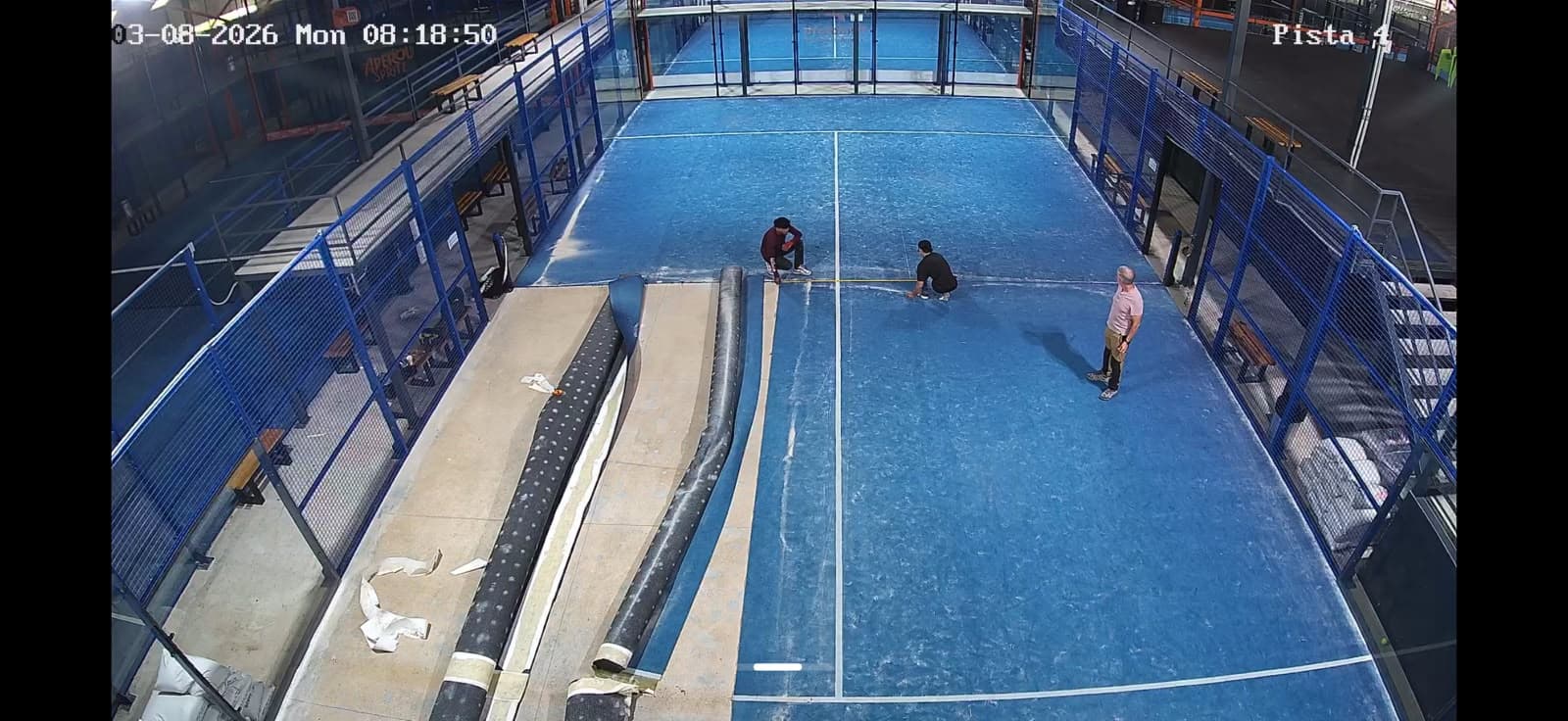Trazado y medición de cancha de pádel antes de instalar césped.